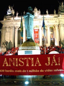 ato-em-favor-dos-bombeiros-reune-centenas-de-pessoas-na-escadaria-da-alerj